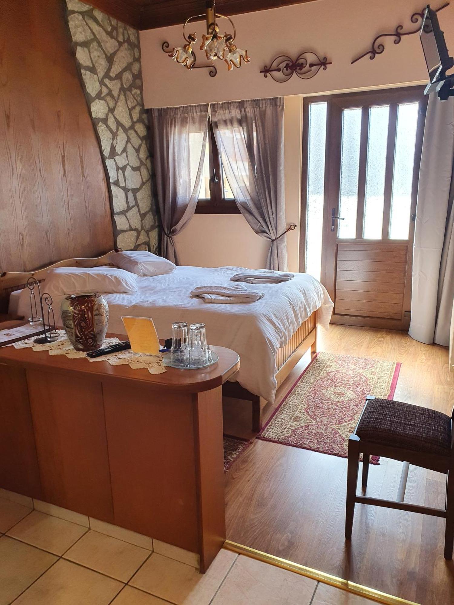 Semeli Guesthouse Karpenísion Eksteriør bilde
